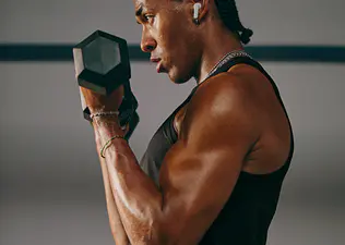 Person doing a strength training workout wondering how much muscle you can gain in a month.