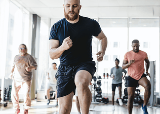Man doing cardio exercise in a class at the gym