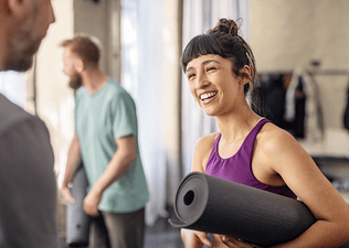 Woman and man talking in a fitness studio