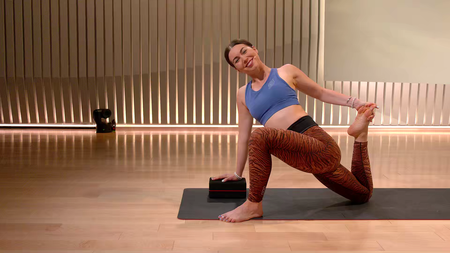 10 min Focus Flow: Hips