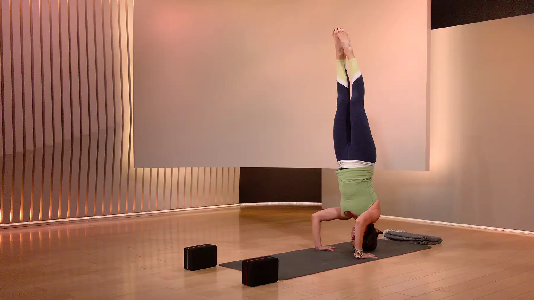 45 min Focus Flow: Headstand