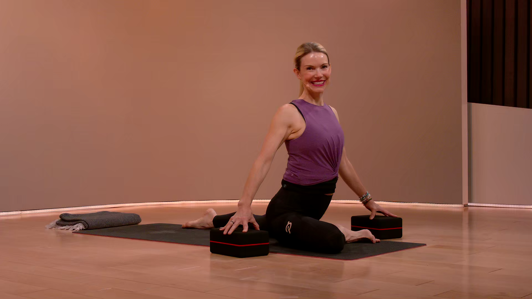 15 min Focus Flow: Hips