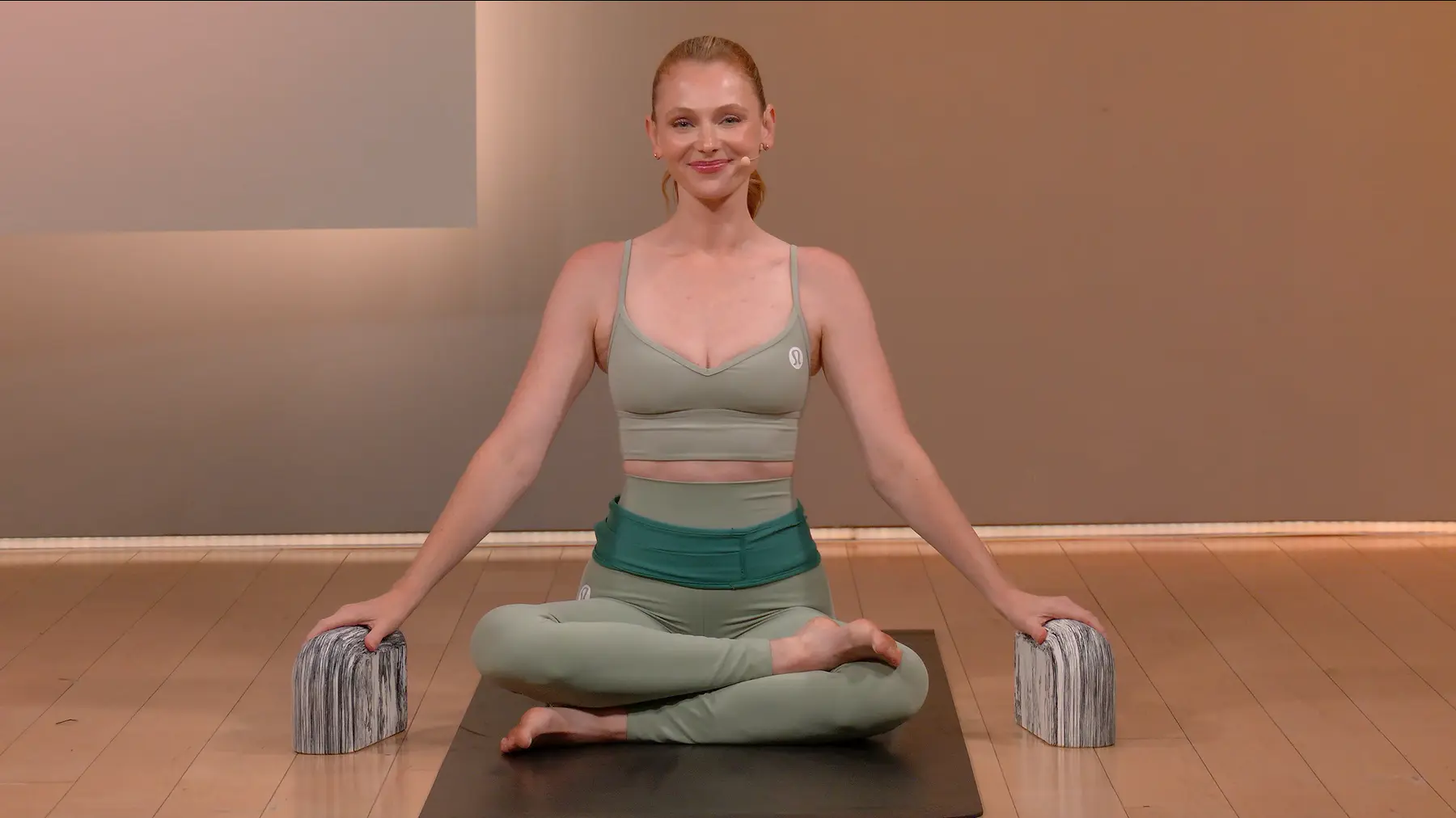 20 min Focus Flow: Hips