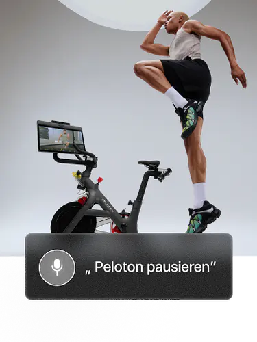 Ein Mann steigt während des Workouts von einem Peloton Bike+ ab. Der Overlay-Button zeigt „Pausieren“.