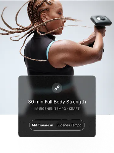 Nahaufnahme einer Frau, die mit beiden Händen eine Hantel hebt. Das Overlay zeigt „30 Min Full Body Strength“ mit den Optionen „Mit Trainer:in“ oder „Eigenes Tempo“.