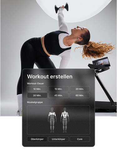 Eine Frau in schwarz-weißer Trainingskleidung hebt neben einem Peloton Tread+ eine Hantel über den Kopf. Das eingeblendete Panel zeigt „Mein Workout — 15 Minuten Strength mit Hanteln“ und hebt die Zielmuskeln in Schultern und Rücken hervor.