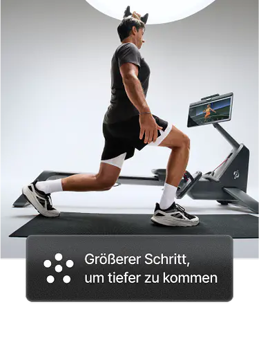 Ein Mann befindet sich in einem Ausfallschritt auf einer Matte neben einem Peloton Tread+. Das Overlay zeigt „Rücken gerade halten“.
