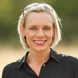 Author Sara Lindberg Headshot — The Output by Peloton