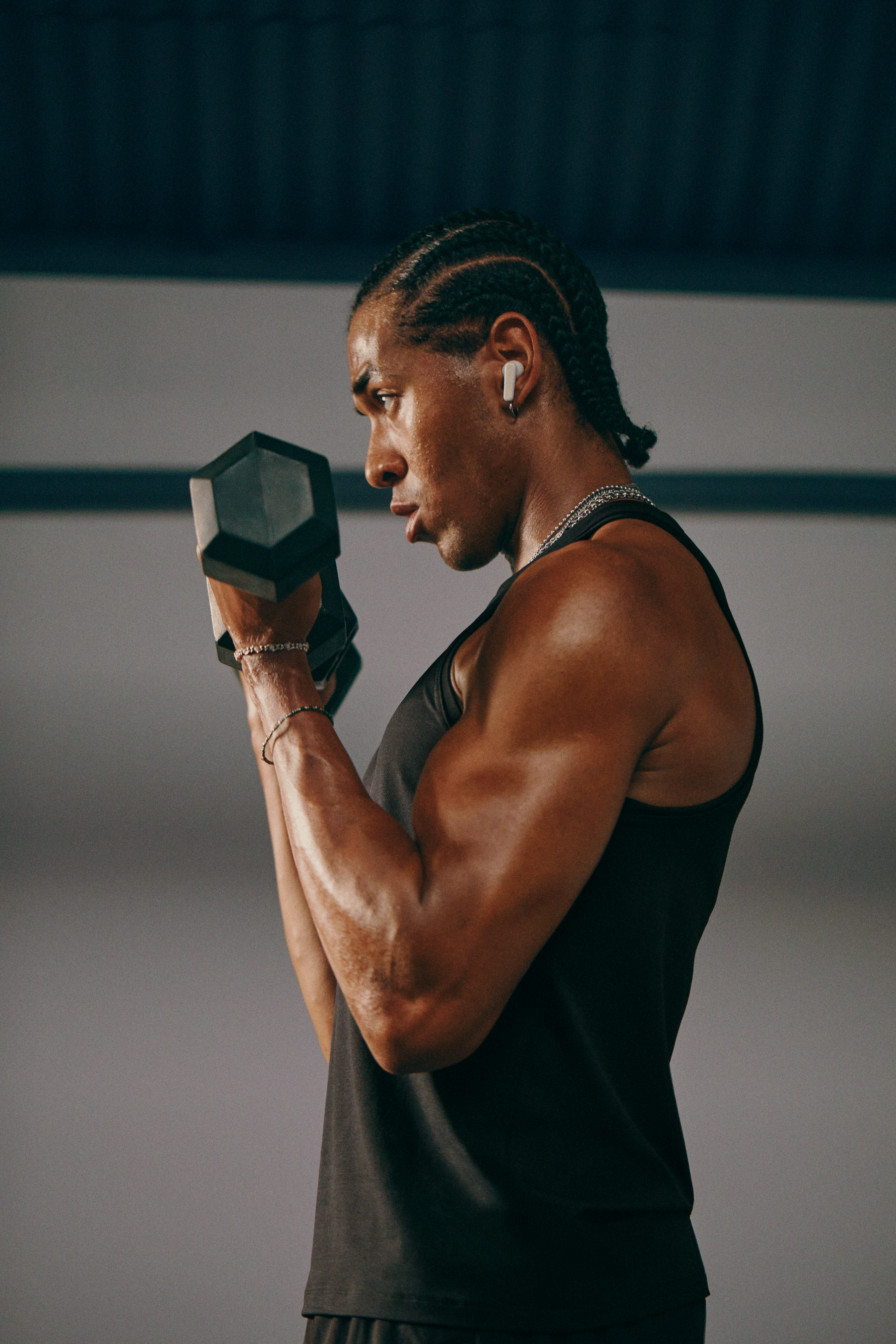 Person doing a strength training workout wondering how much muscle you can gain in a month.