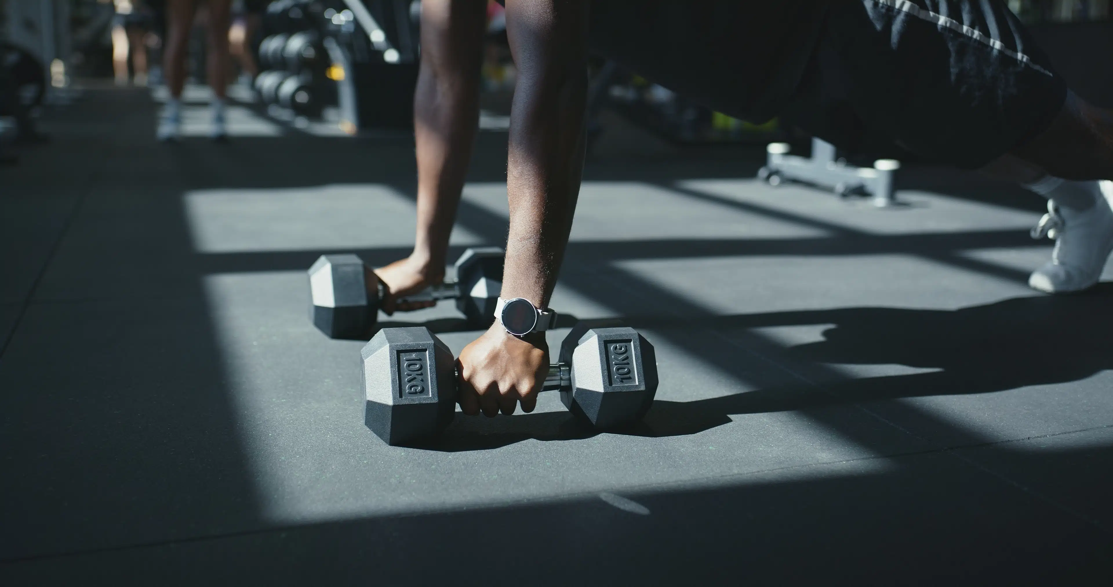 Man doing a renegade row while strength training wondering how much weight he should be lifting.