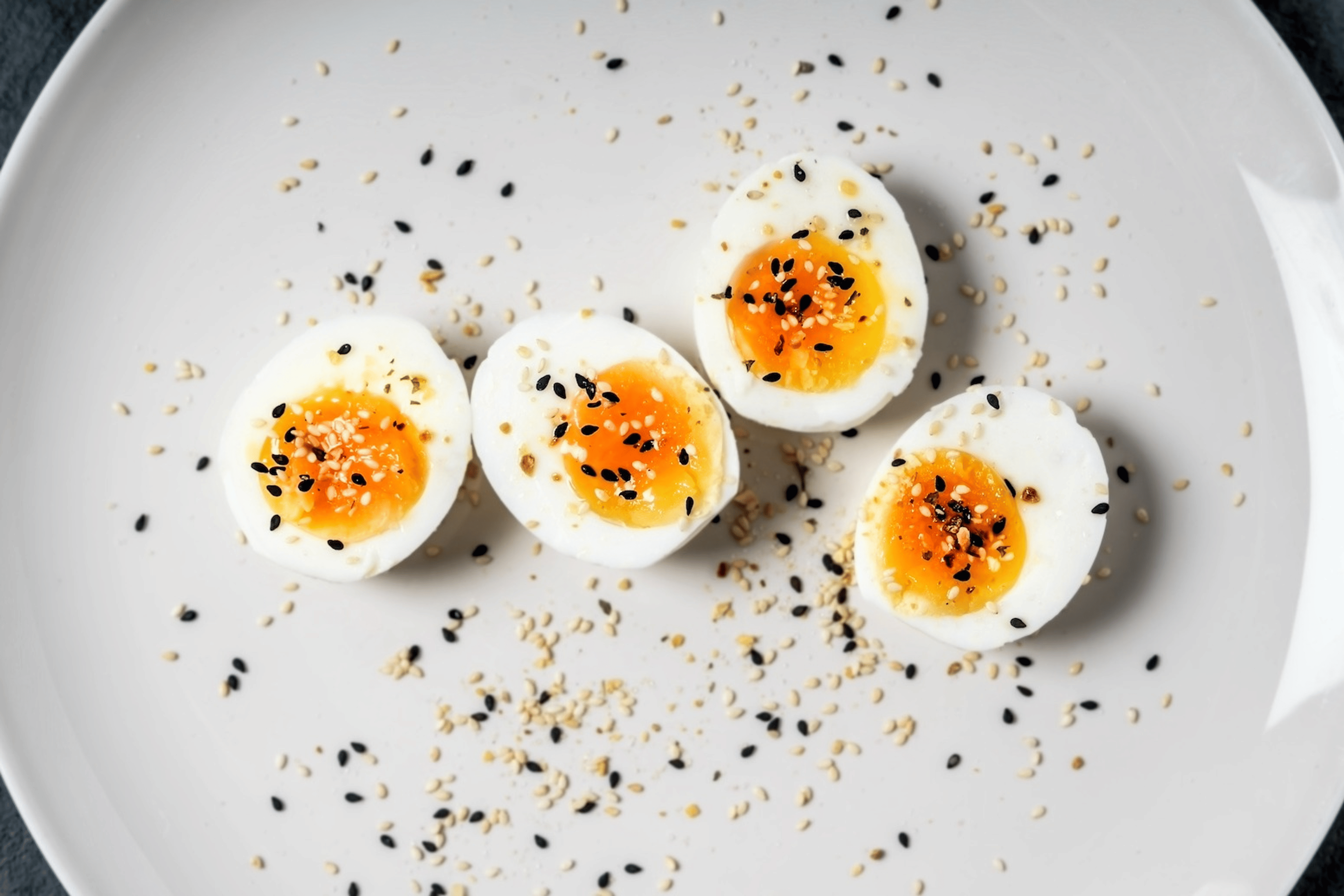 Two hard-boiled eggs (which are high-protein snacks) cut in half and seasoned with everything bagel seasoning.