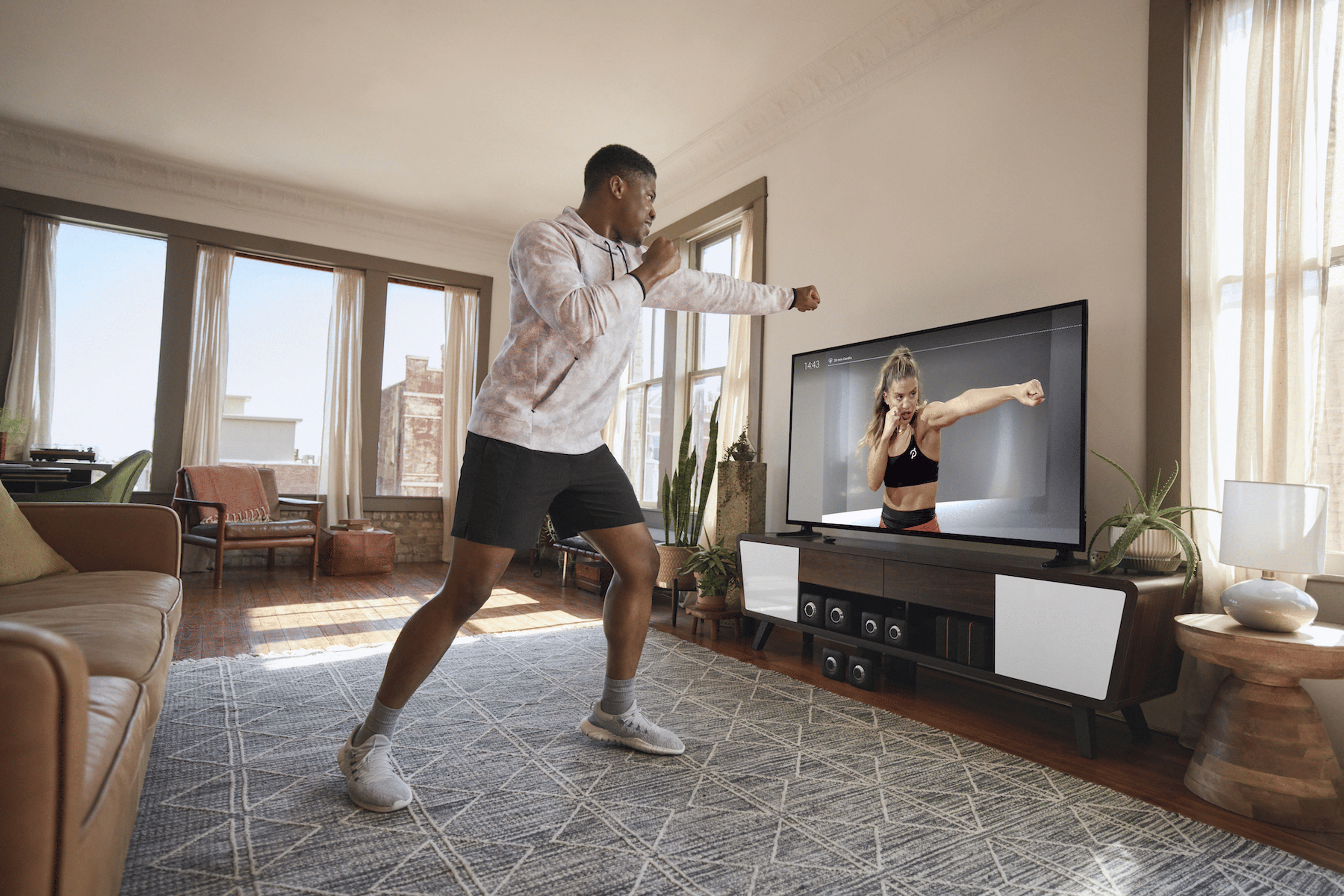 Peloton Mitglied macht einen Schattenboxen-Cardio-Workout