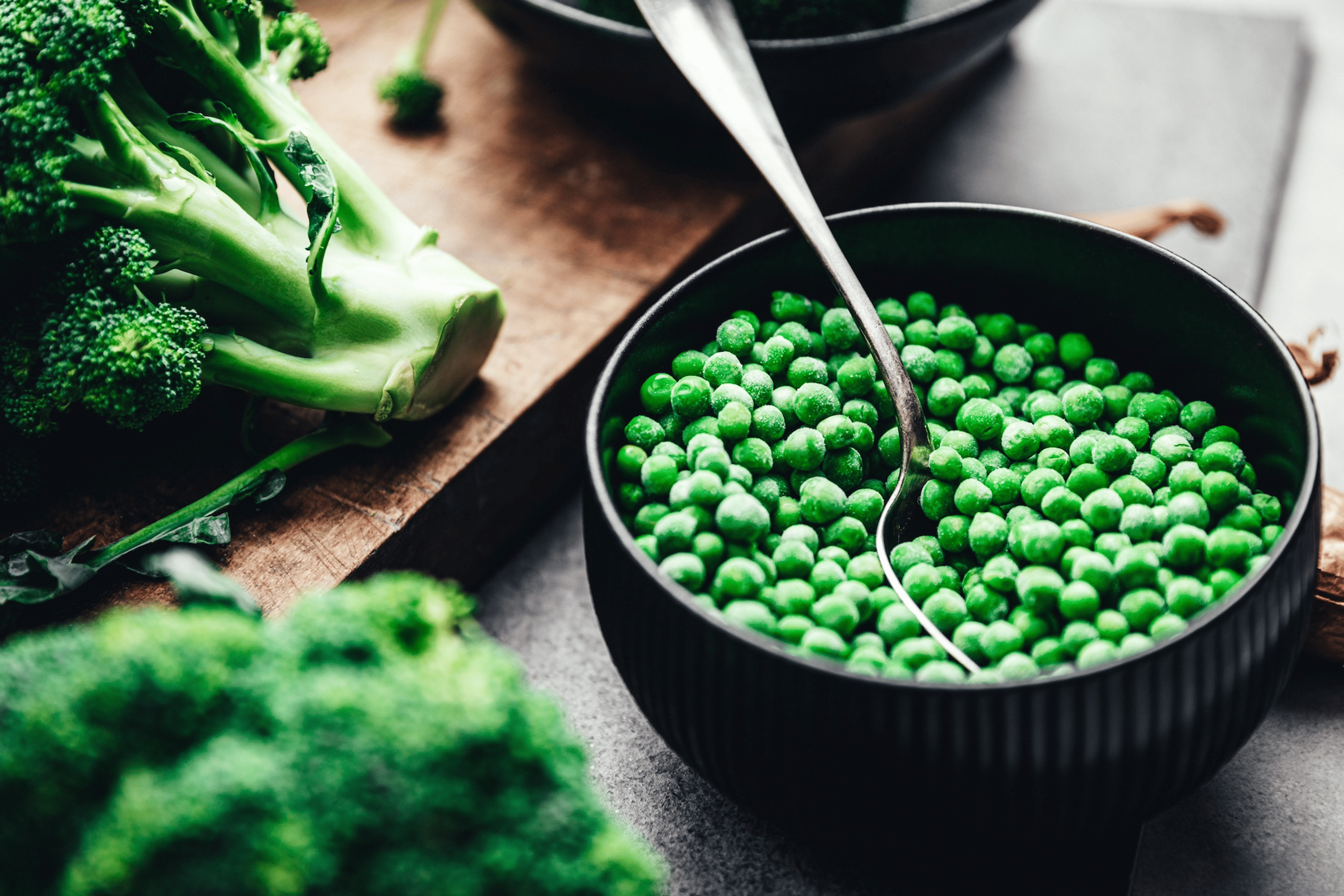 A bowl of peas. Peas are high-protein vegetables.