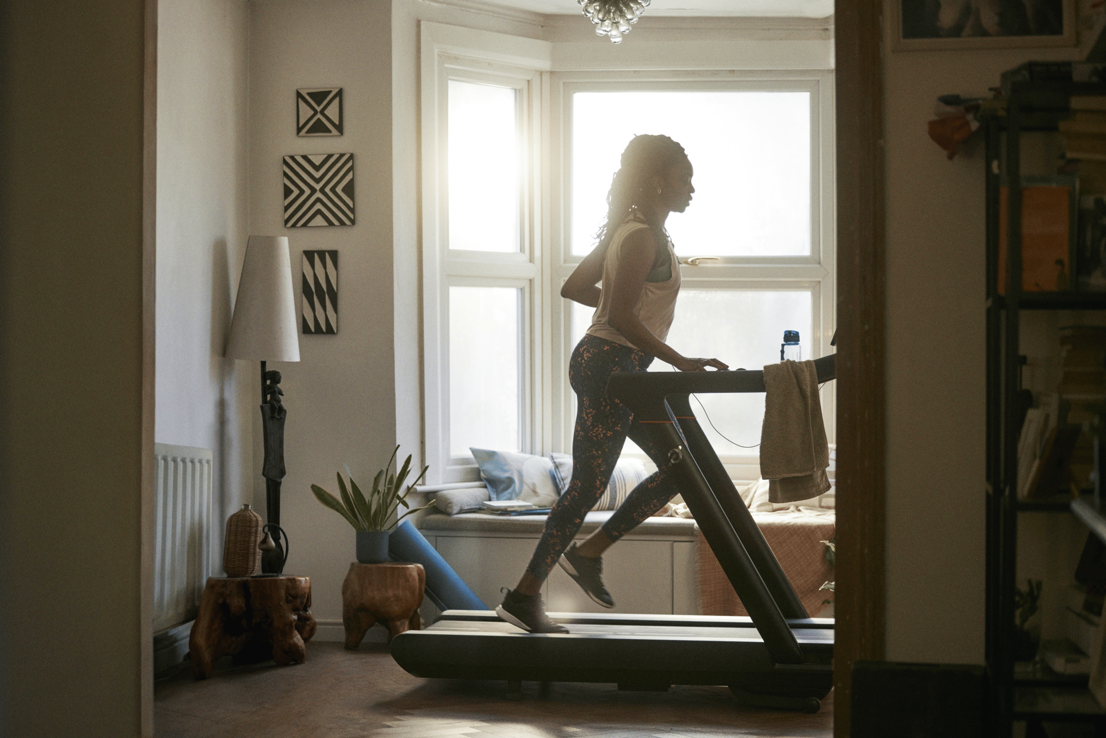 Joggerin auf einem Peloton-Tread