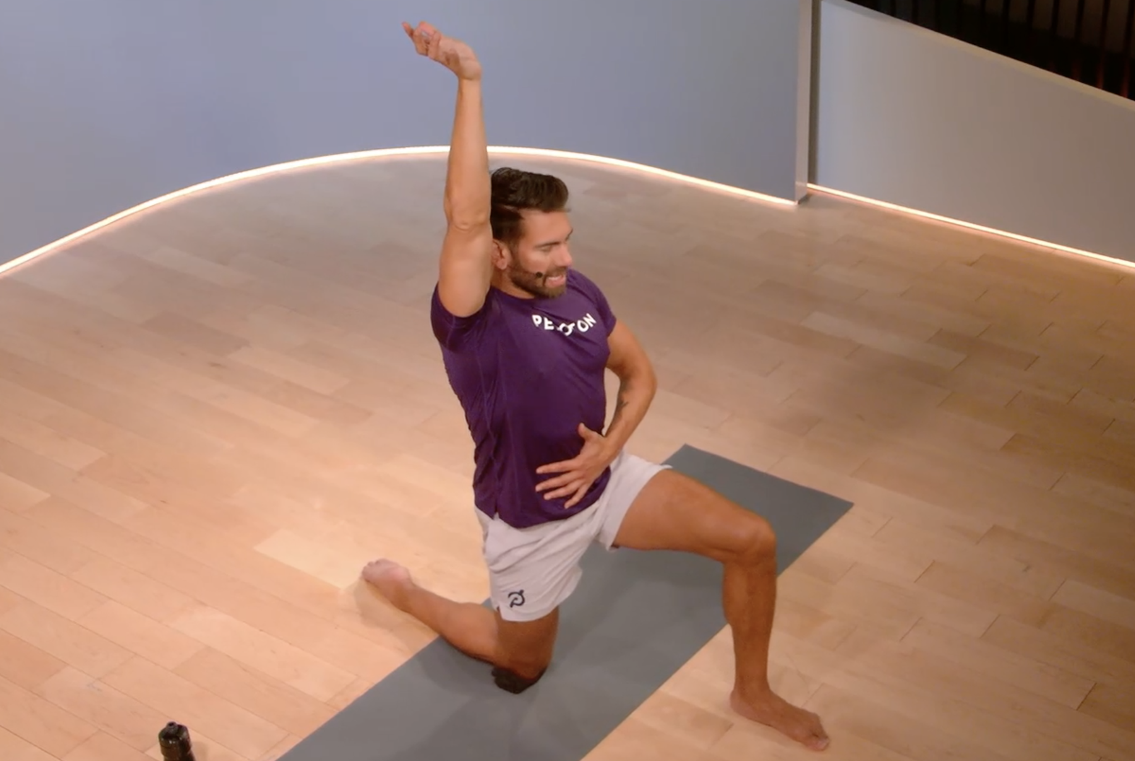 Man does a lunging hip flexor stretch to stretch his glutes