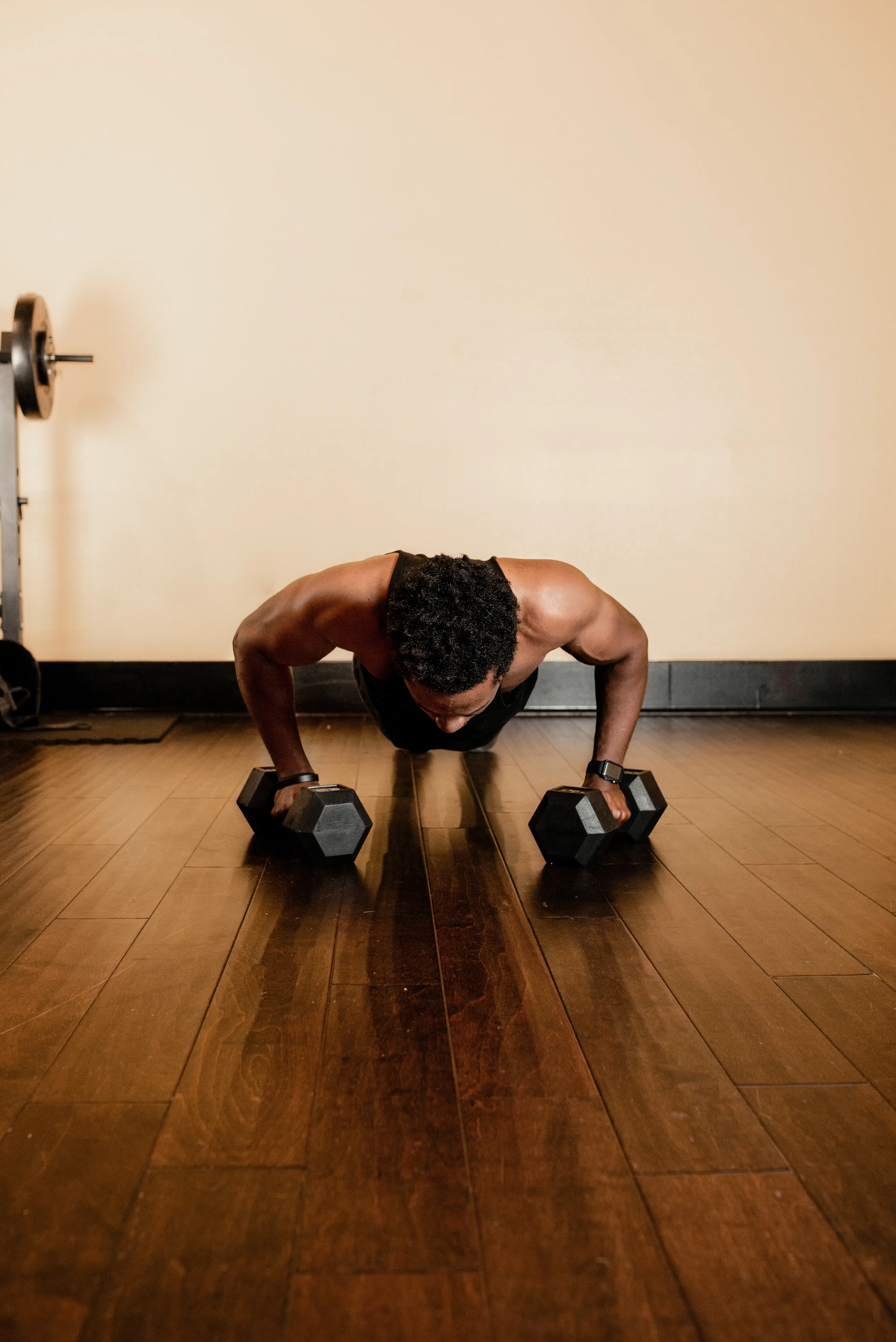 Push-Ups mit Gewichten