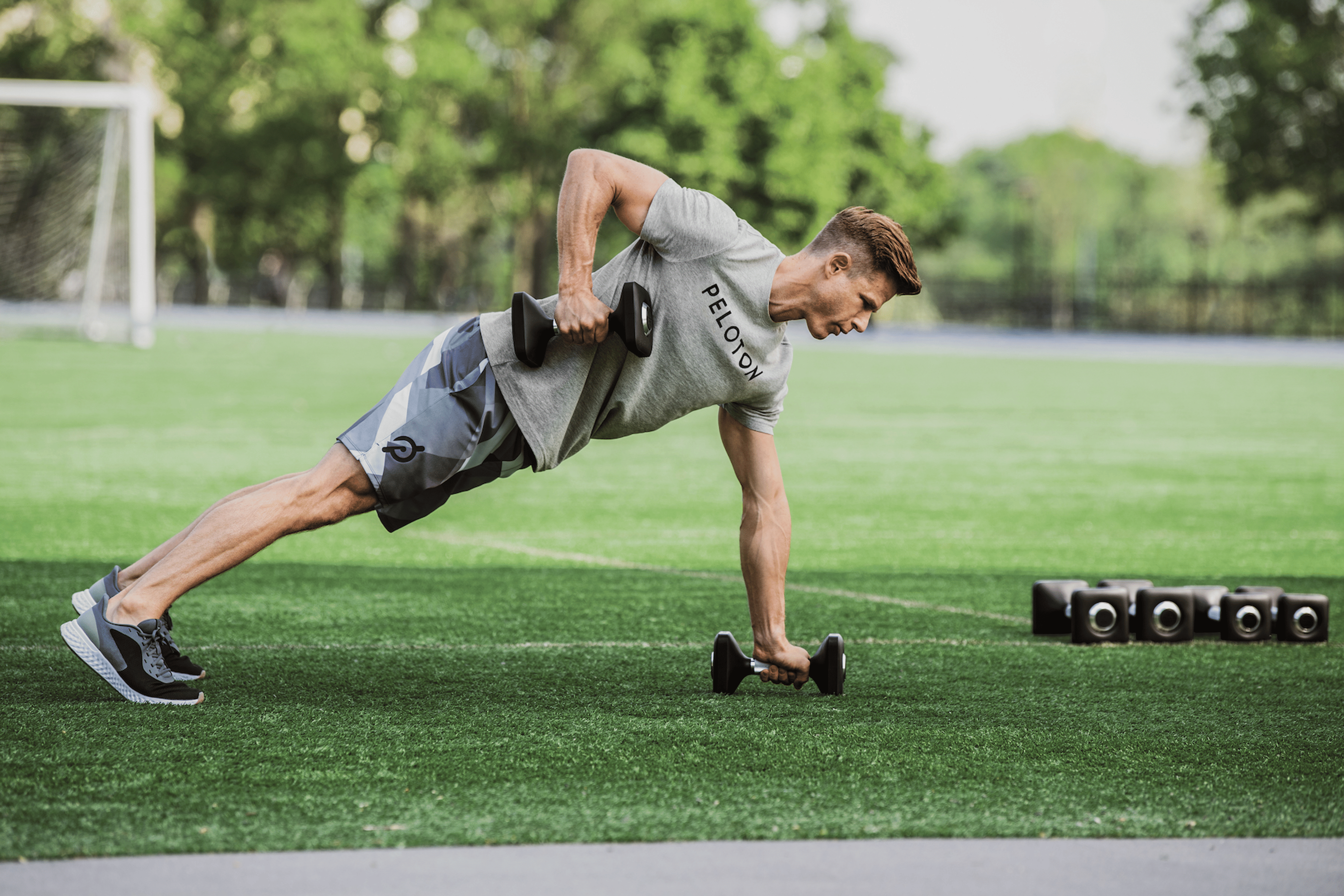 Andy Speer doing a renegade row in a push up position