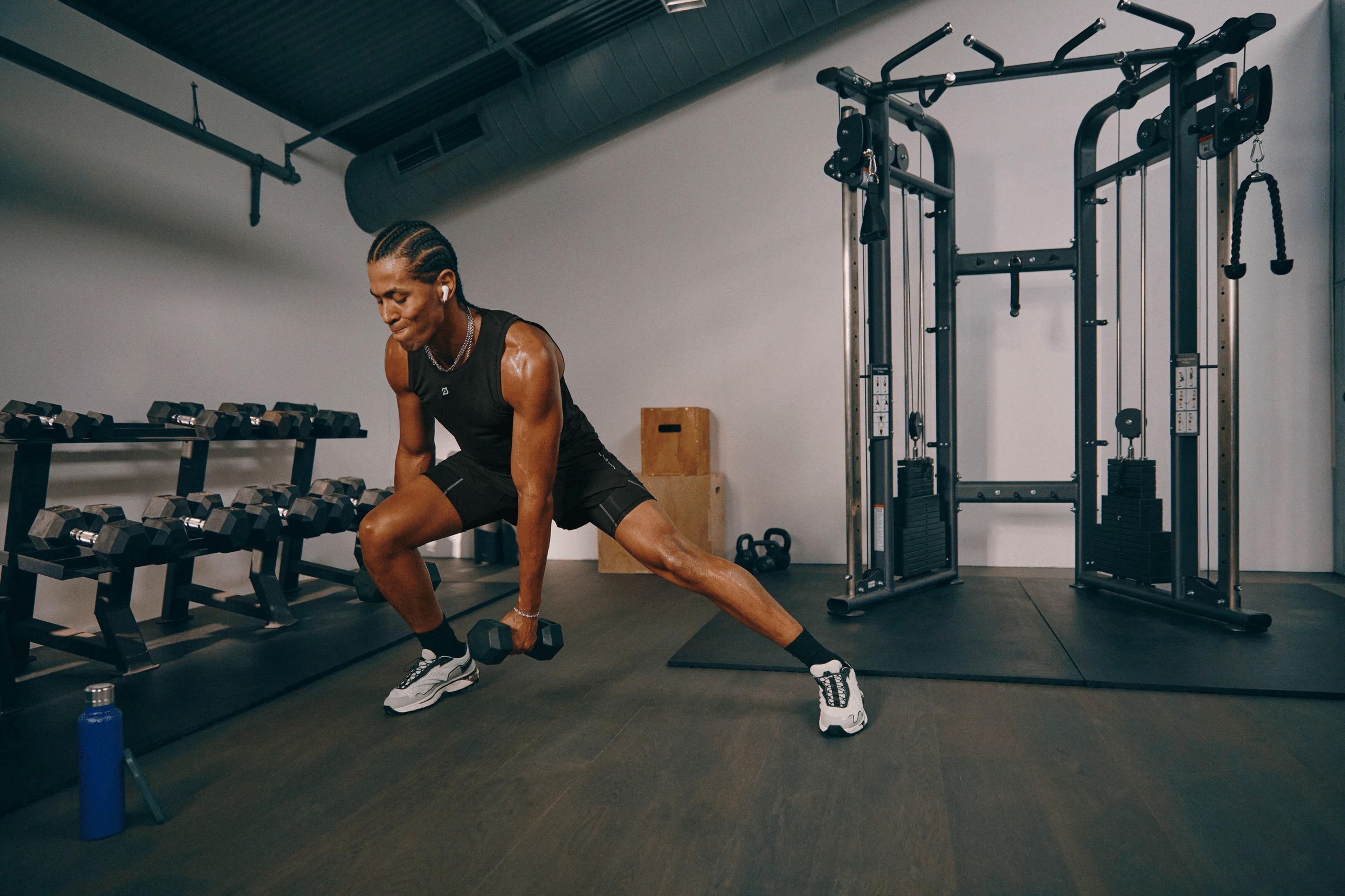 Man doing a strength workout in the gym.
