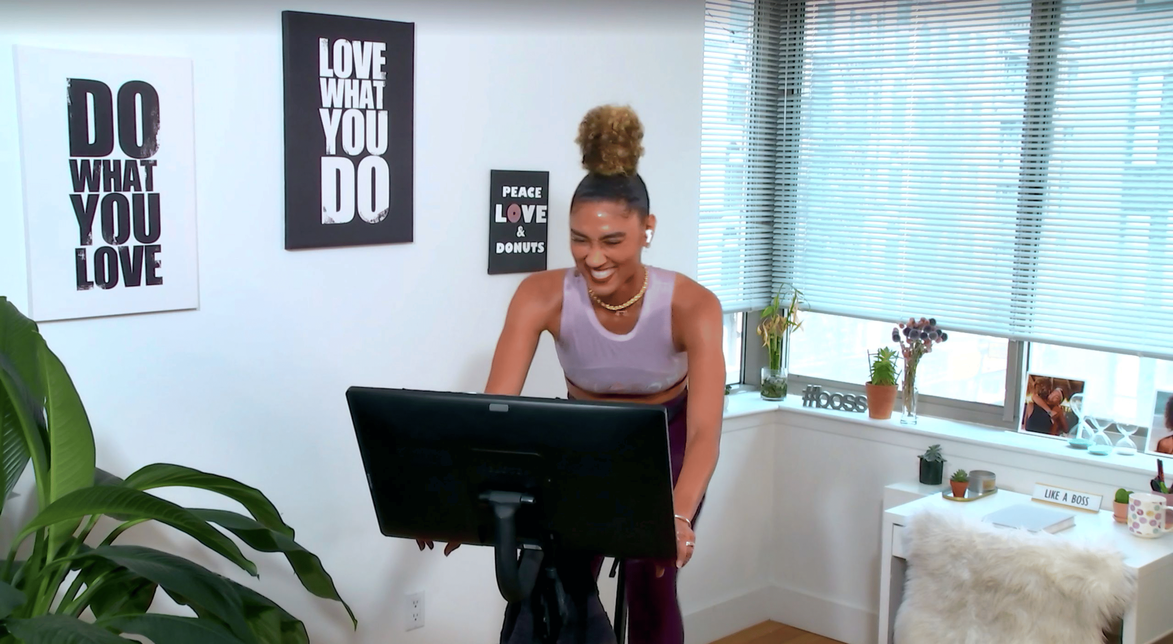Peloton Mitglied macht einen Tabata-Workout auf einem Peloton Bike